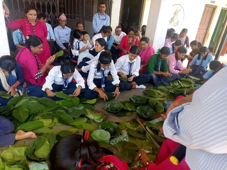 विद्यालयमा टपरी र चकटी बनाउने सीप सिकाइदै