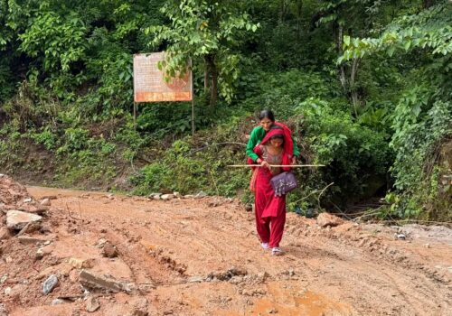 दुर्गममा दर्दनाक; हिलाम्मे बाटोमा छोरीले आमालाई बोकेर पुर्‍याइन् अस्पताल